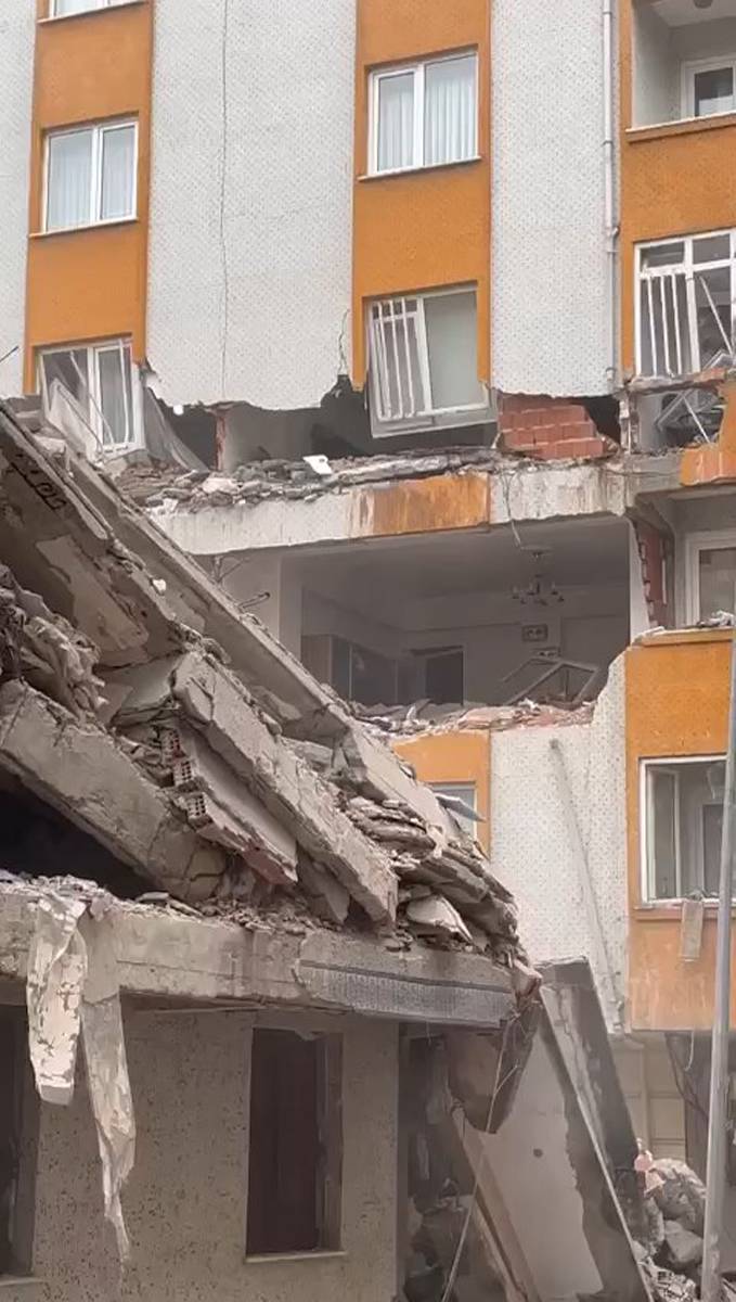 İstanbul'da korkutan olay! Bir anda yan binanın üzerine çöktü 13