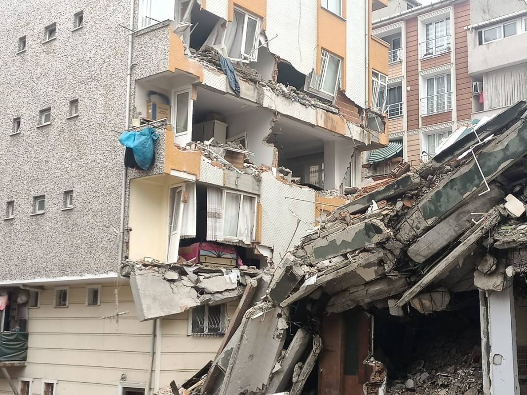 İstanbul'da korkutan olay! Bir anda yan binanın üzerine çöktü 1