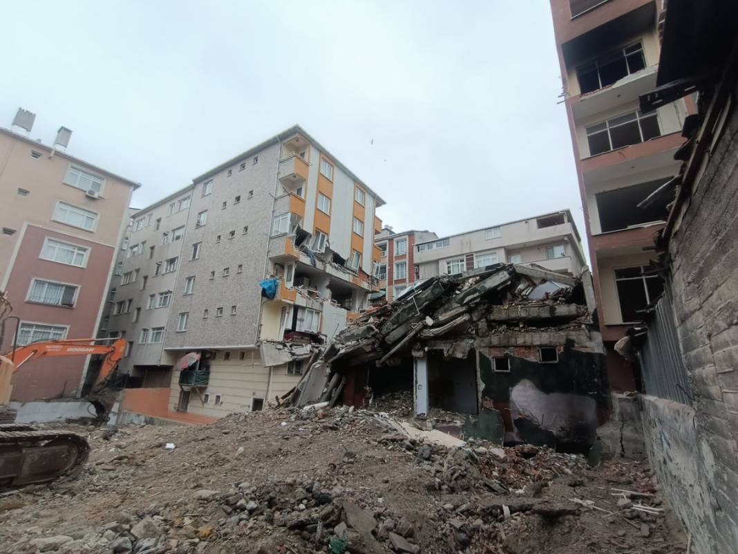 İstanbul'da korkutan olay! Bir anda yan binanın üzerine çöktü 6