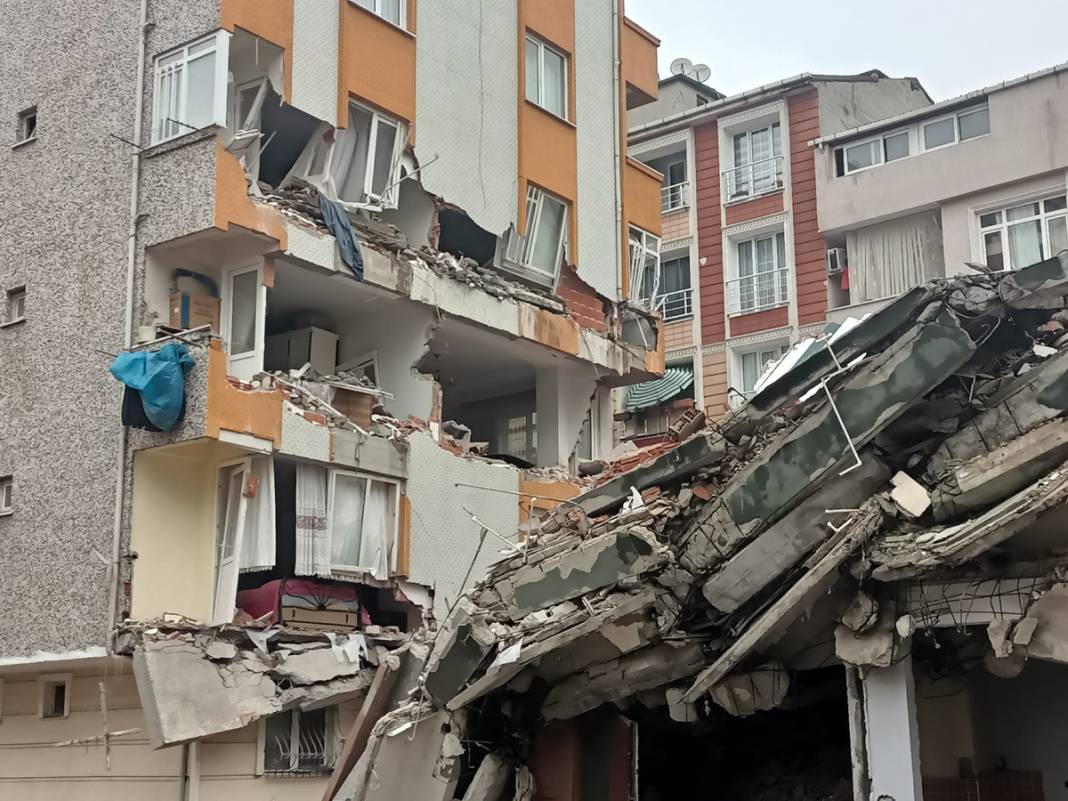 İstanbul'da korkutan olay! Bir anda yan binanın üzerine çöktü 4