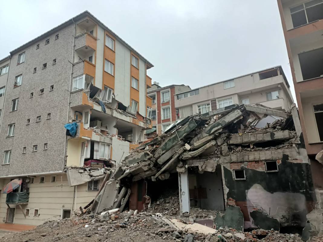 İstanbul'da korkutan olay! Bir anda yan binanın üzerine çöktü 5