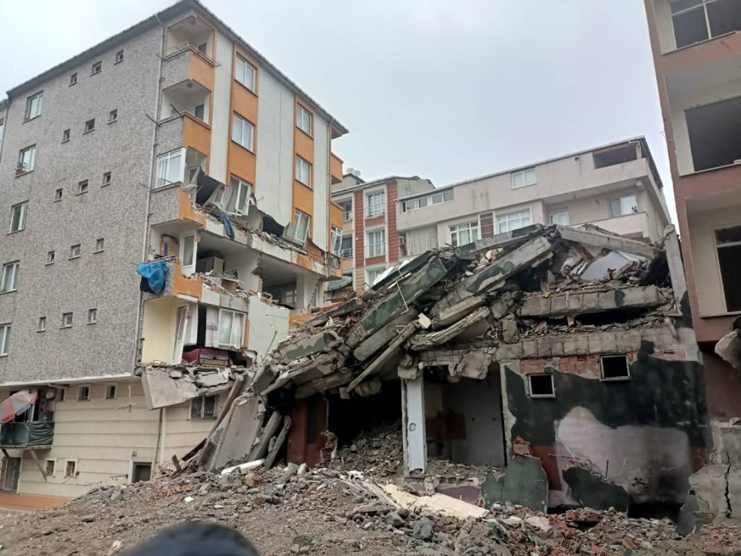 İstanbul'da korkutan olay! Bir anda yan binanın üzerine çöktü 3