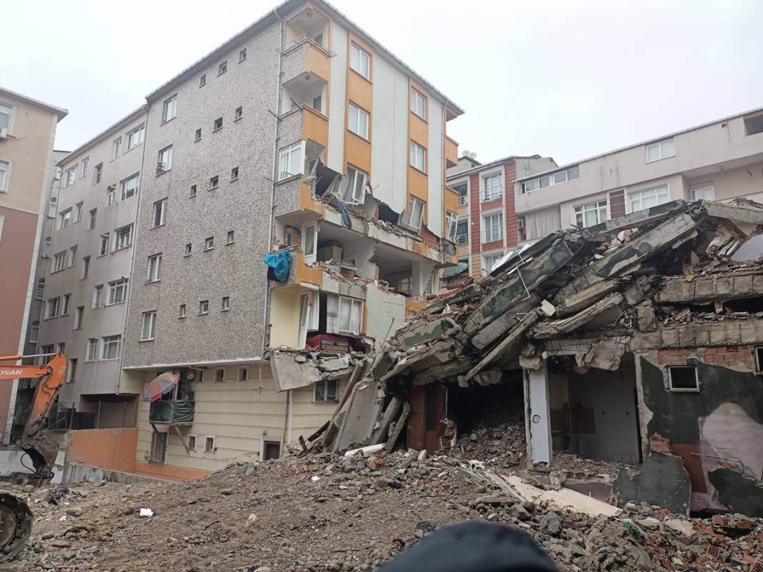 İstanbul'da korkutan olay! Bir anda yan binanın üzerine çöktü 2