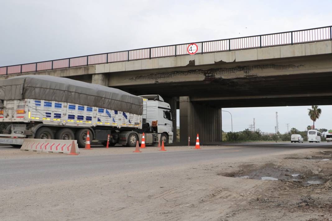 Üstünden ve altından her gün onlarca araç geçiyor! 'Deprem olmadan da komple çökebilir' 18