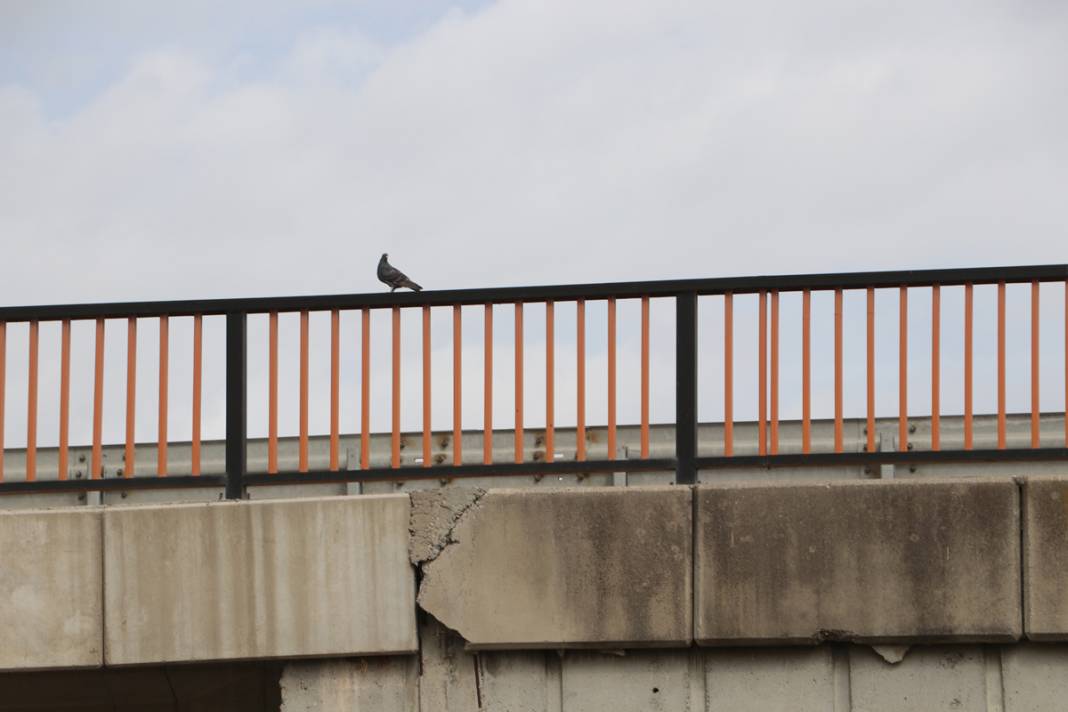 Üstünden ve altından her gün onlarca araç geçiyor! 'Deprem olmadan da komple çökebilir' 17