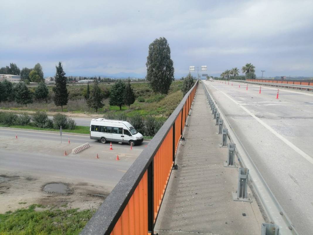 Üstünden ve altından her gün onlarca araç geçiyor! 'Deprem olmadan da komple çökebilir' 16