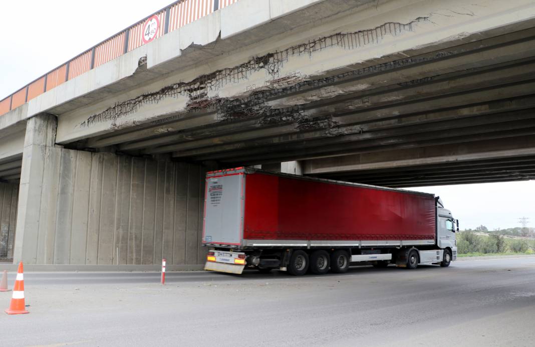 Üstünden ve altından her gün onlarca araç geçiyor! 'Deprem olmadan da komple çökebilir' 1