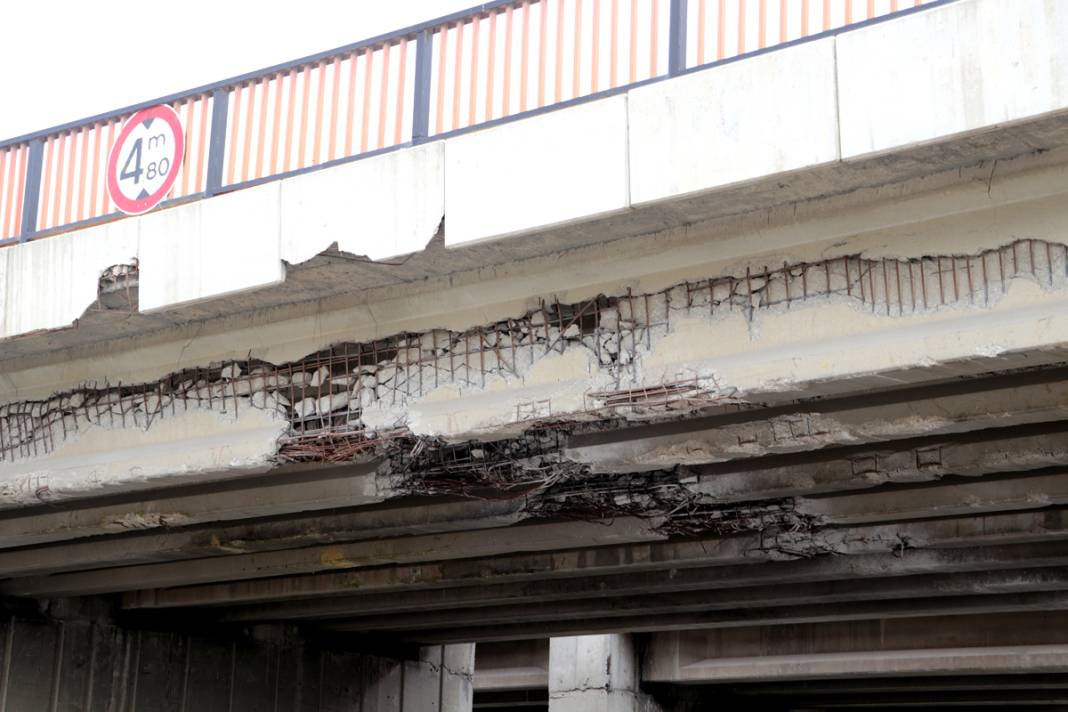 Üstünden ve altından her gün onlarca araç geçiyor! 'Deprem olmadan da komple çökebilir' 12