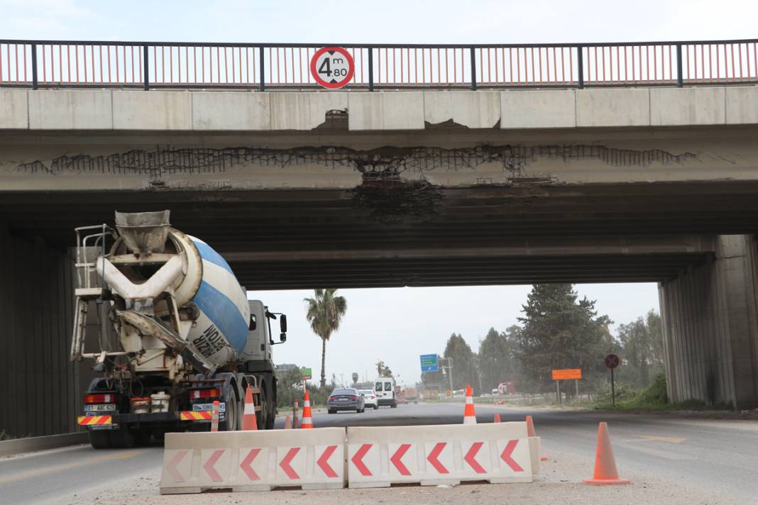 Üstünden ve altından her gün onlarca araç geçiyor! 'Deprem olmadan da komple çökebilir' 11