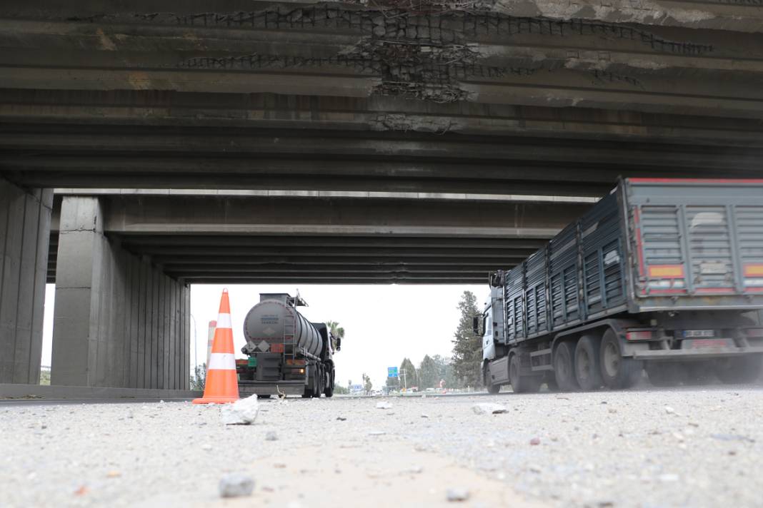 Üstünden ve altından her gün onlarca araç geçiyor! 'Deprem olmadan da komple çökebilir' 8