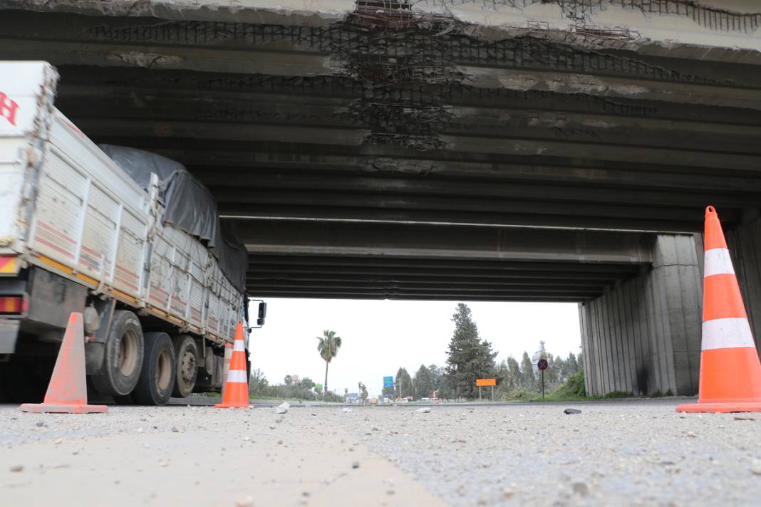 Üstünden ve altından her gün onlarca araç geçiyor! 'Deprem olmadan da komple çökebilir' 10