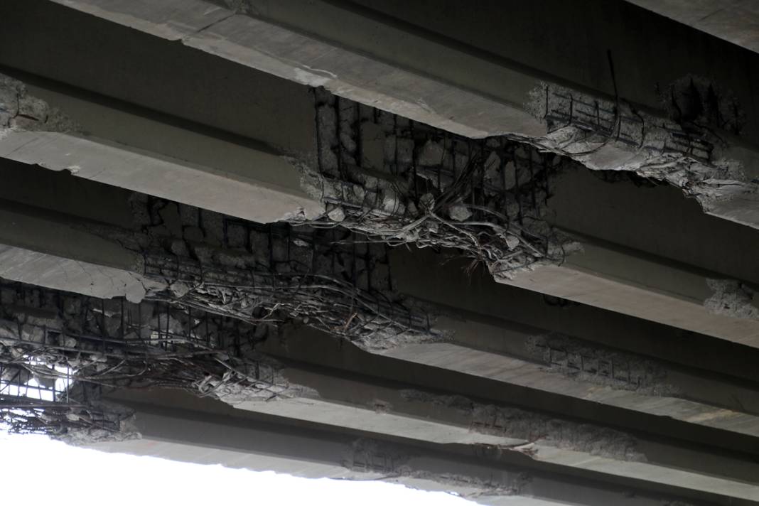 Üstünden ve altından her gün onlarca araç geçiyor! 'Deprem olmadan da komple çökebilir' 6