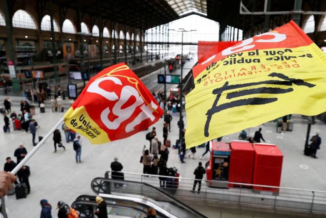 Fransa yanıyor! Protestocular garları ve borsayı bastı 7