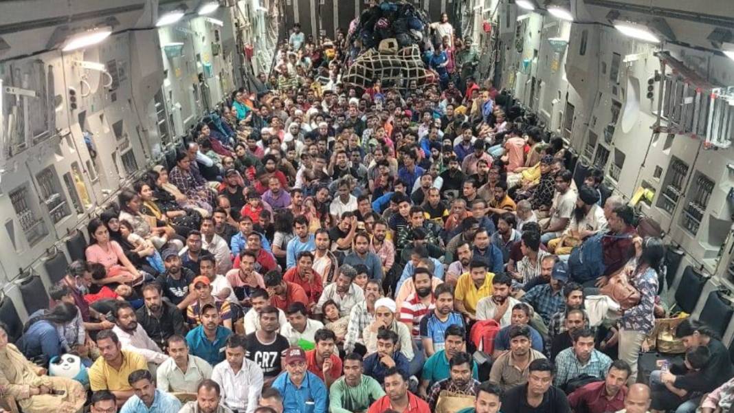 Suudi Arabistan’ın yüzlerce kişilik ‘Sudan tahliyesi’nden çarpıcı görüntüler 1