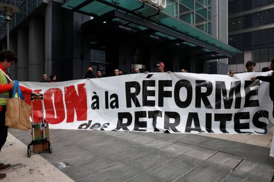 Fransa yanıyor! Protestocular garları ve borsayı bastı 10