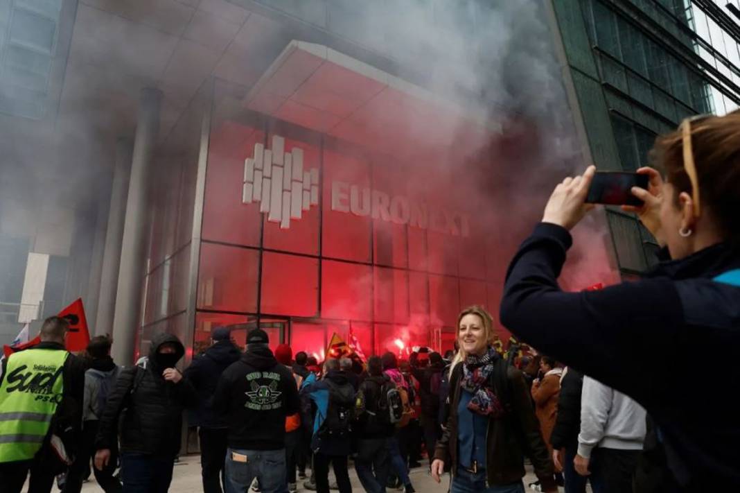 Fransa yanıyor! Protestocular garları ve borsayı bastı 2