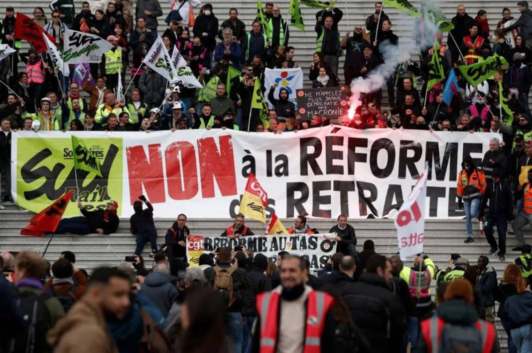 Fransa yanıyor! Protestocular garları ve borsayı bastı 12