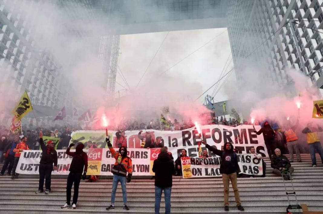 Fransa yanıyor! Protestocular garları ve borsayı bastı 11
