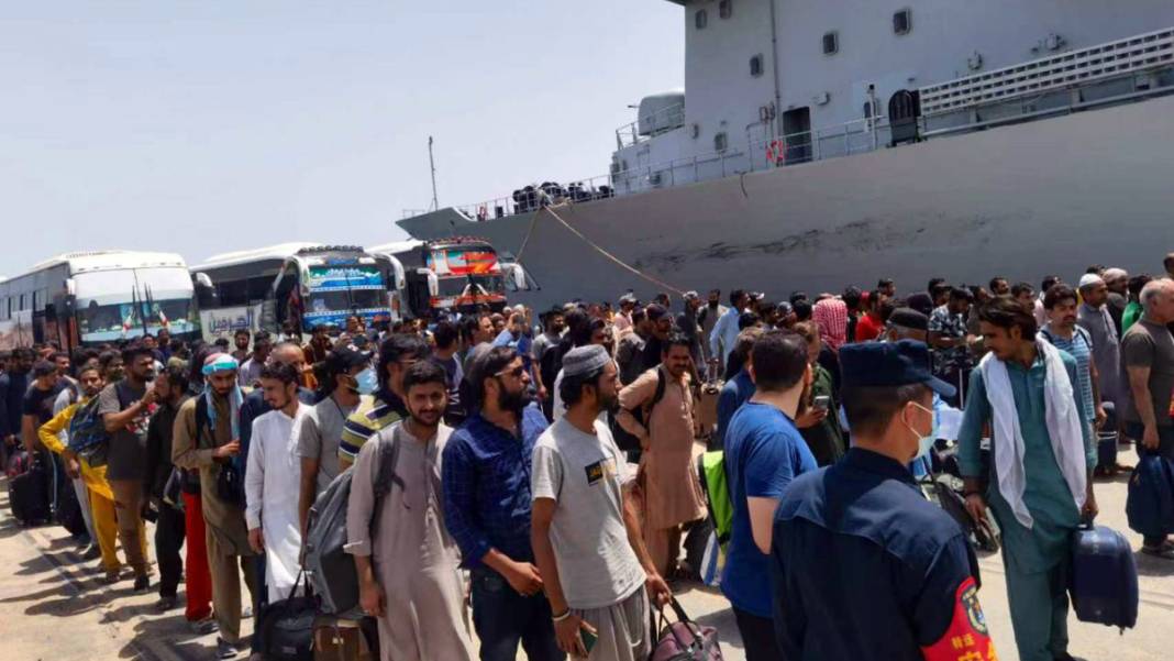 Suudi Arabistan’ın yüzlerce kişilik ‘Sudan tahliyesi’nden çarpıcı görüntüler 3