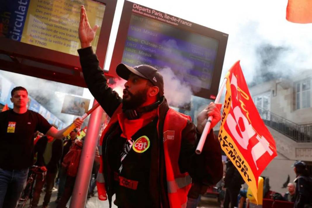Fransa yanıyor! Protestocular garları ve borsayı bastı 9