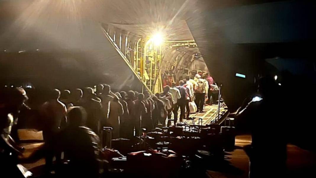 Suudi Arabistan’ın yüzlerce kişilik ‘Sudan tahliyesi’nden çarpıcı görüntüler 5