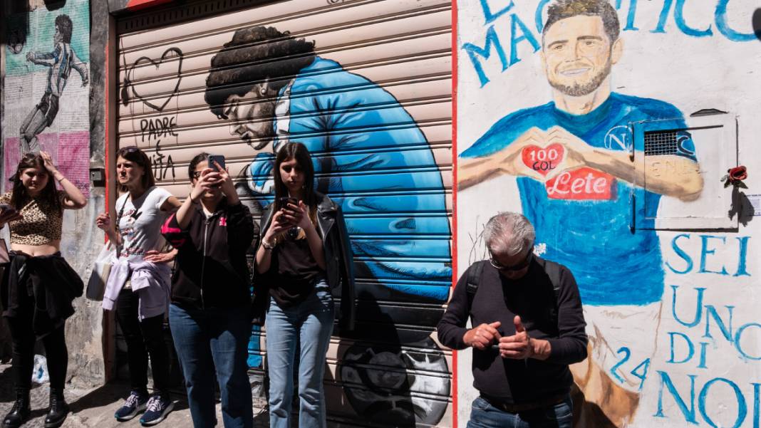 Maradona’dan sonra ilk: Napoli karnaval alanına döndü 7