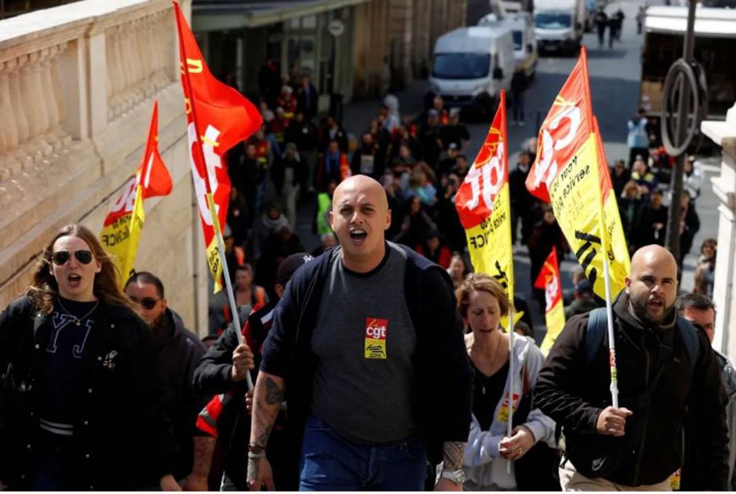 Fransa yanıyor! Protestocular garları ve borsayı bastı 6