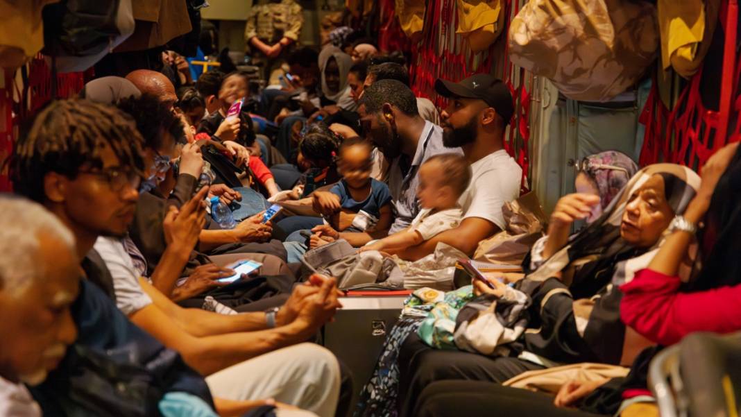 Suudi Arabistan’ın yüzlerce kişilik ‘Sudan tahliyesi’nden çarpıcı görüntüler 2