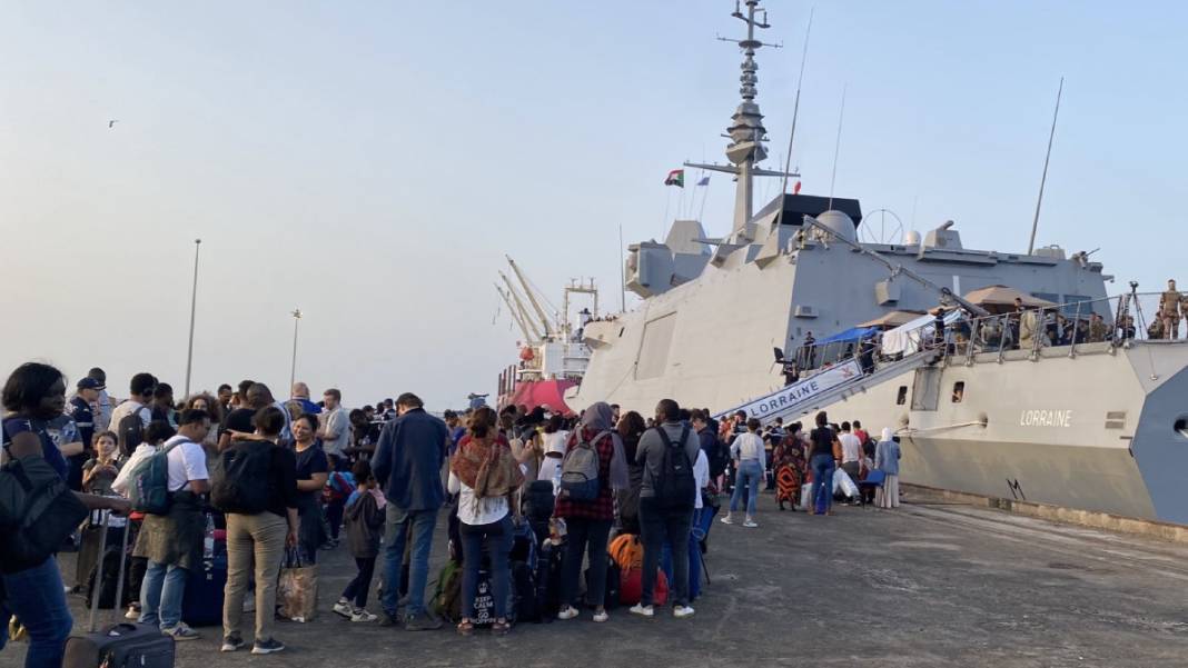 Suudi Arabistan’ın yüzlerce kişilik ‘Sudan tahliyesi’nden çarpıcı görüntüler 4