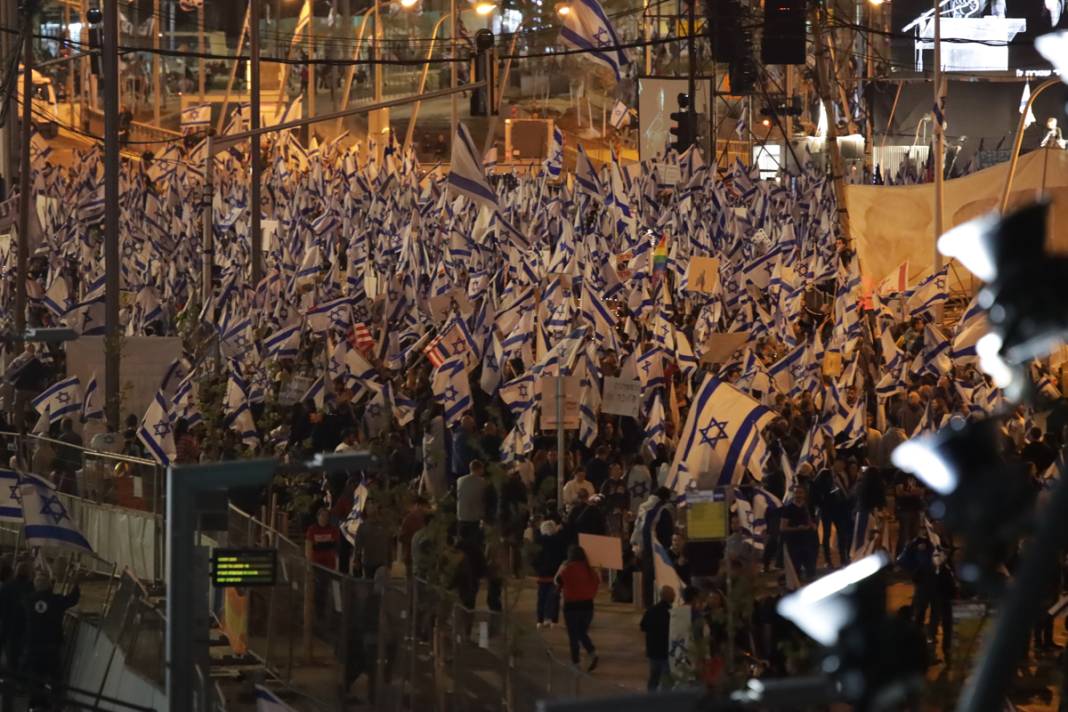 Ertelenen karar İsraillileri ikna etmedi: Protestocuları uyutma girişimi başarısız oldu 13