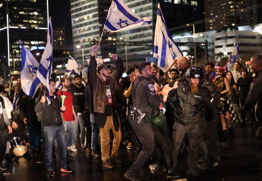 Ertelenen karar İsraillileri ikna etmedi: Protestocuları uyutma girişimi başarısız oldu 10