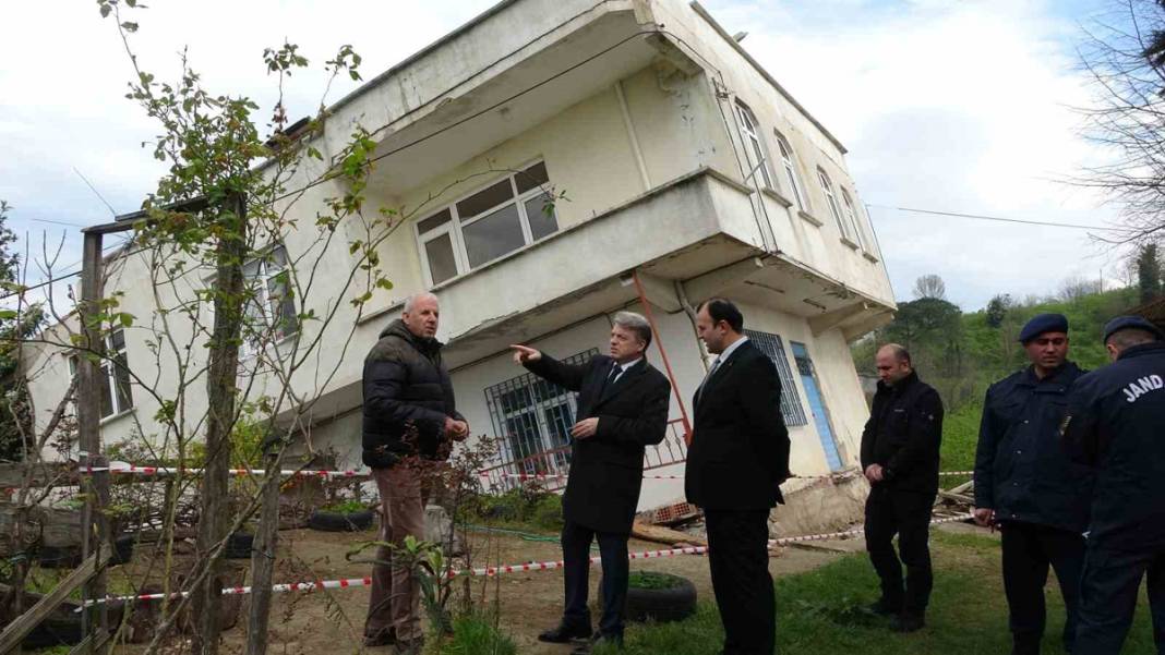 Ordu'da heyelan bir binayı yan yatırdı! 7