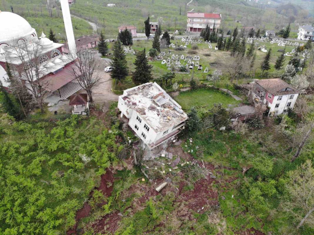 Ordu'da heyelan bir binayı yan yatırdı! 3
