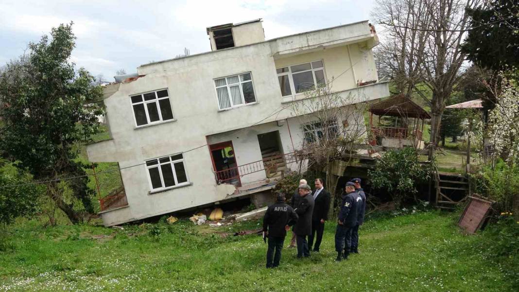 Ordu'da heyelan bir binayı yan yatırdı! 6