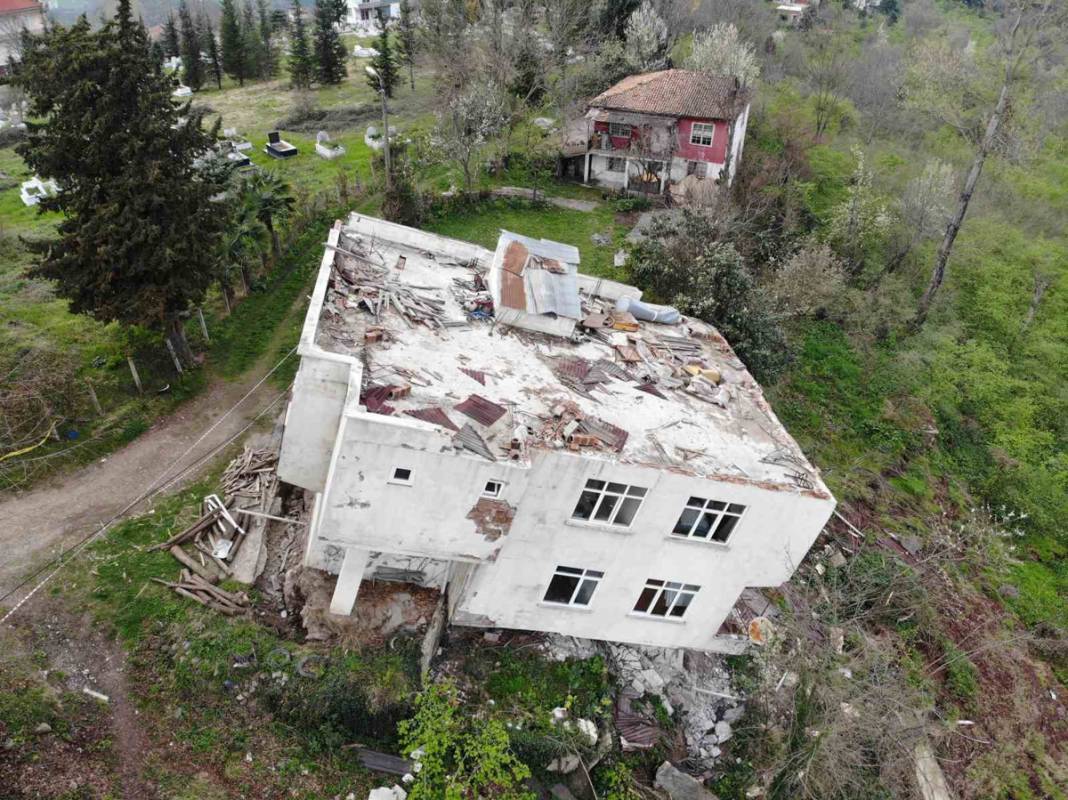 Ordu'da heyelan bir binayı yan yatırdı! 4
