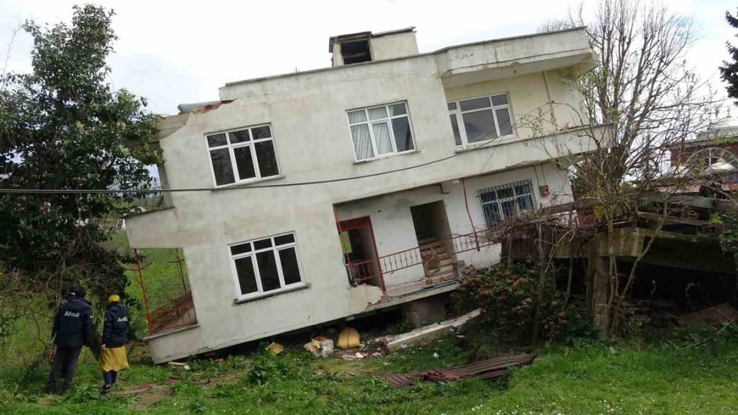 Ordu'da heyelan bir binayı yan yatırdı! 2
