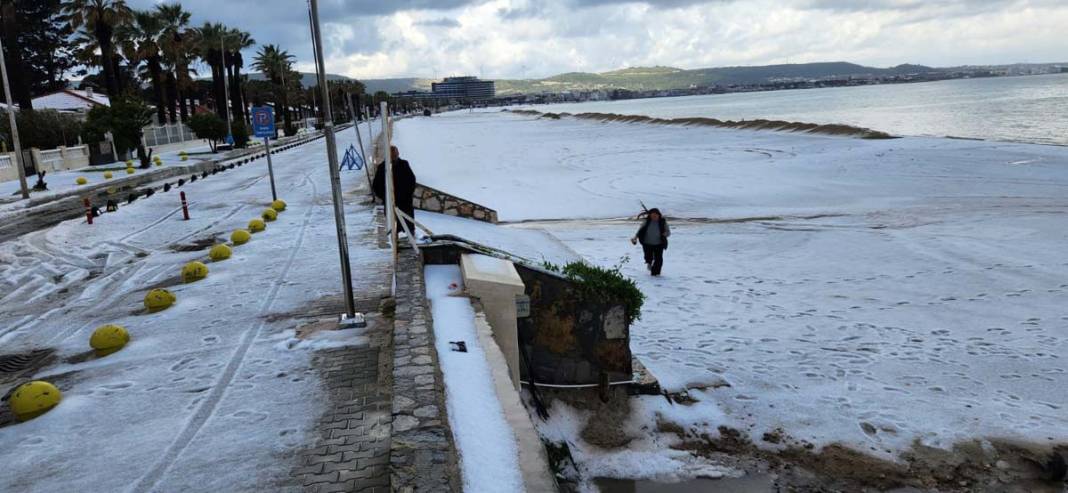 İzmir nisan ayında bembeyaz oldu: Kar yağmadı ama... 1