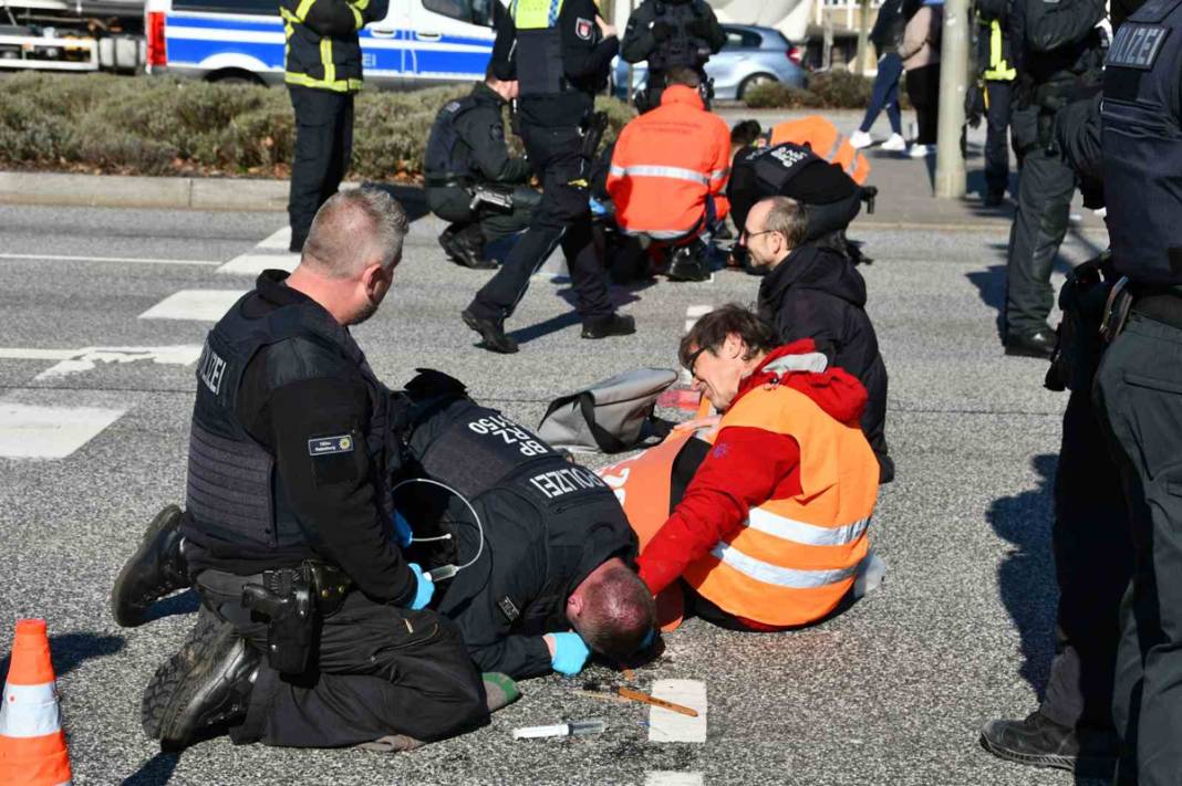 İklim aktivistlerinin eylemi polisleri yerde süründürdü 3