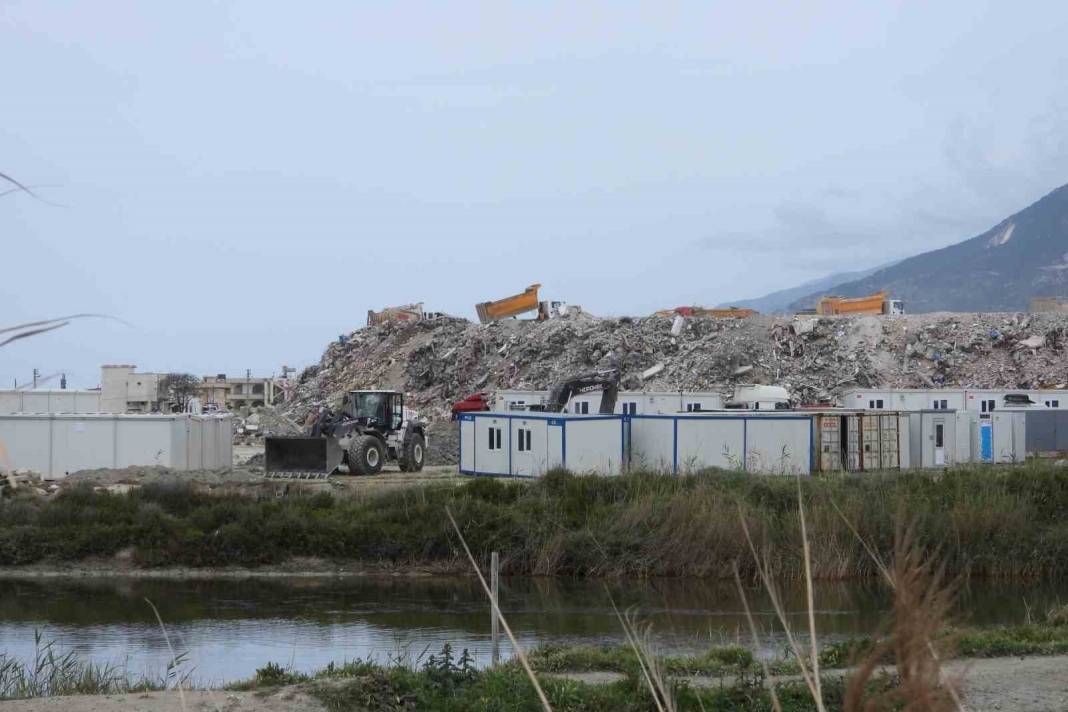 Türkiye'nin kuş cenneti Samandağ'da tepki çeken görüntü: Yıkılan binaların molozları dökülüyor! 5