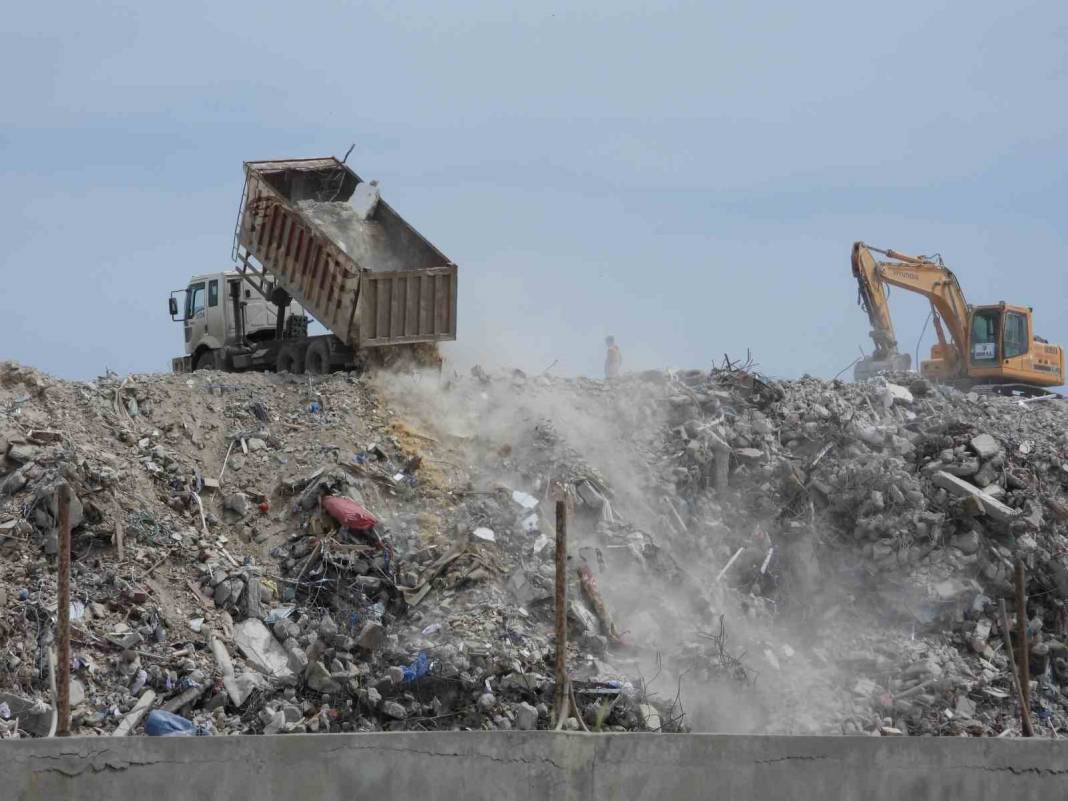 Türkiye'nin kuş cenneti Samandağ'da tepki çeken görüntü: Yıkılan binaların molozları dökülüyor! 1