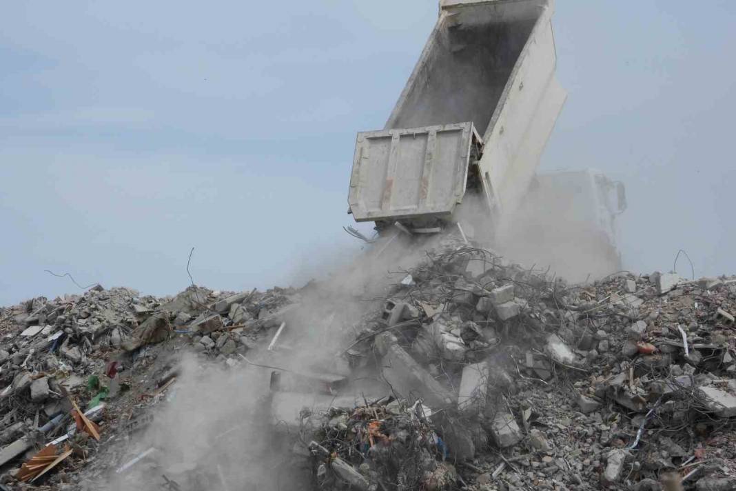 Türkiye'nin kuş cenneti Samandağ'da tepki çeken görüntü: Yıkılan binaların molozları dökülüyor! 7