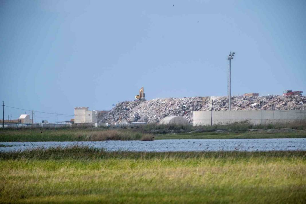 Türkiye'nin kuş cenneti Samandağ'da tepki çeken görüntü: Yıkılan binaların molozları dökülüyor! 3