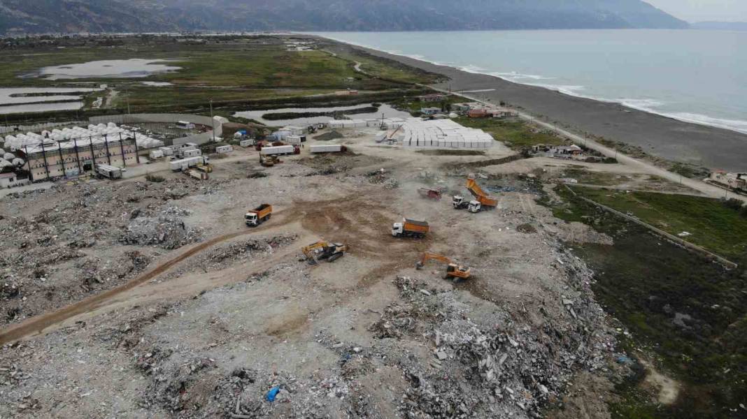 Türkiye'nin kuş cenneti Samandağ'da tepki çeken görüntü: Yıkılan binaların molozları dökülüyor! 4