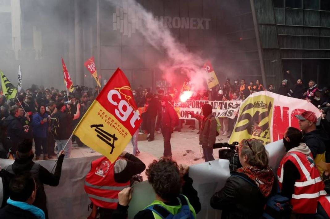 Fransa yanıyor! Protestocular garları ve borsayı bastı 4