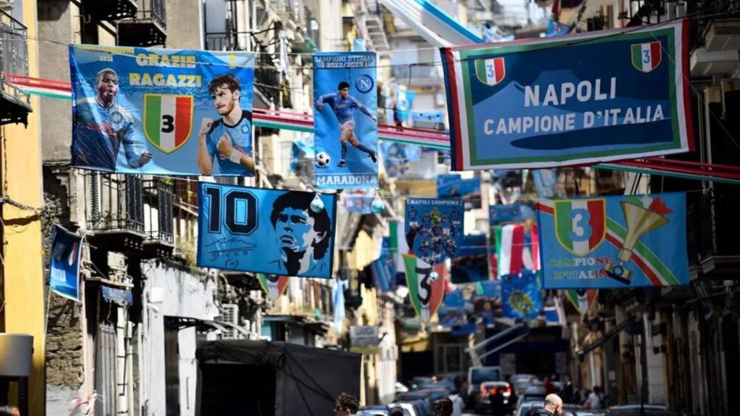 Maradona’dan sonra ilk: Napoli karnaval alanına döndü 4