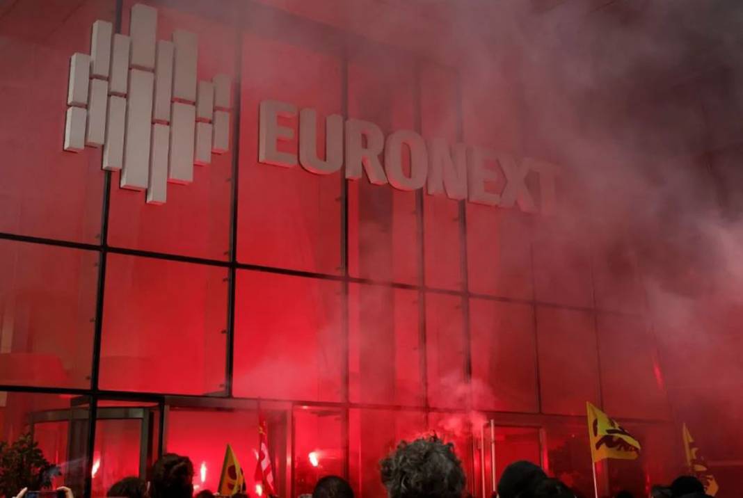 Fransa yanıyor! Protestocular garları ve borsayı bastı 5