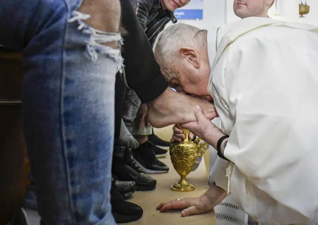 Papa, gençlerin ayaklarını yıkayıp öptü! Bakın neden... 4