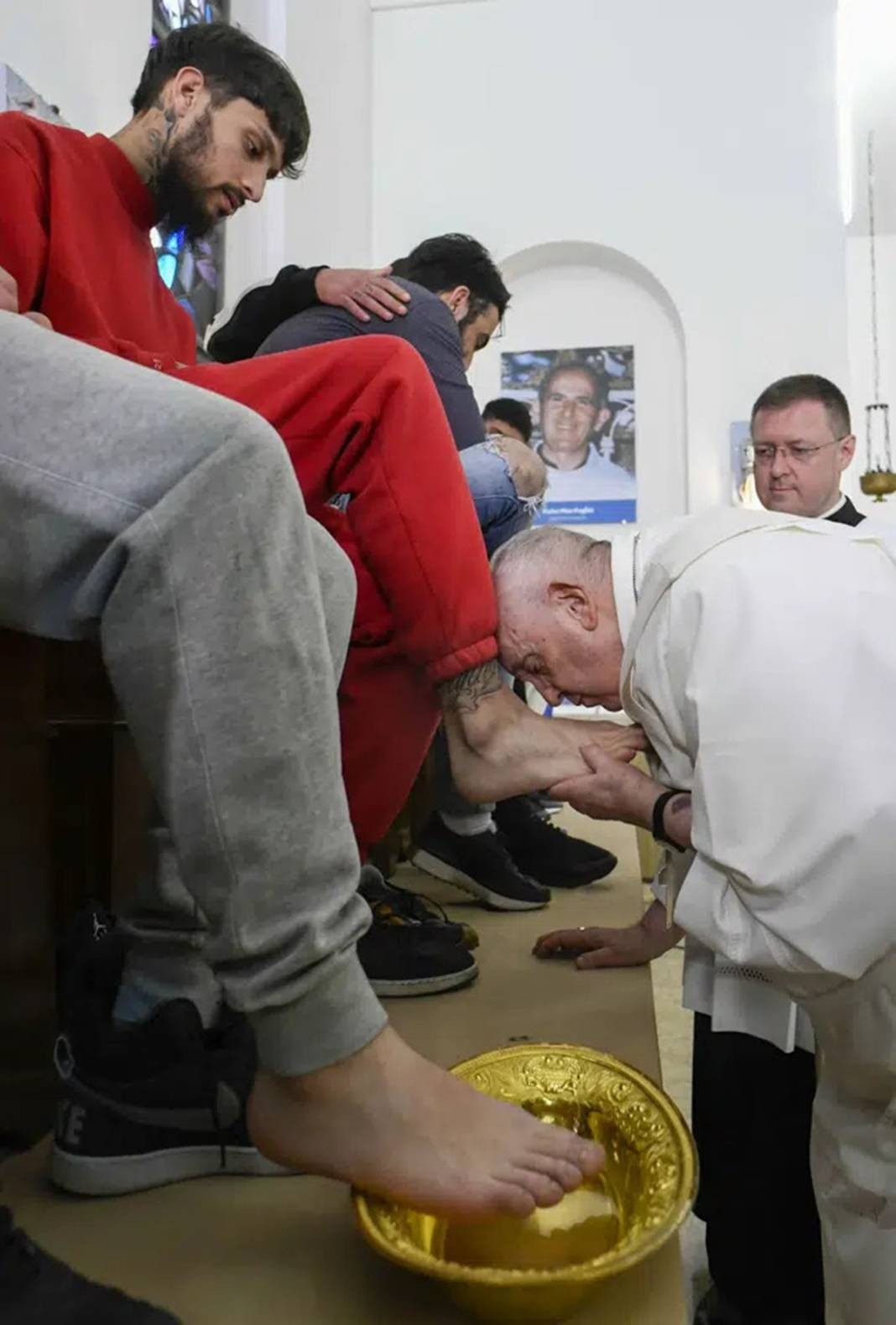 Papa, gençlerin ayaklarını yıkayıp öptü! Bakın neden... 3