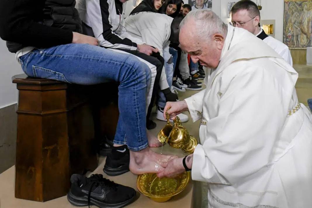Papa, gençlerin ayaklarını yıkayıp öptü! Bakın neden... 2