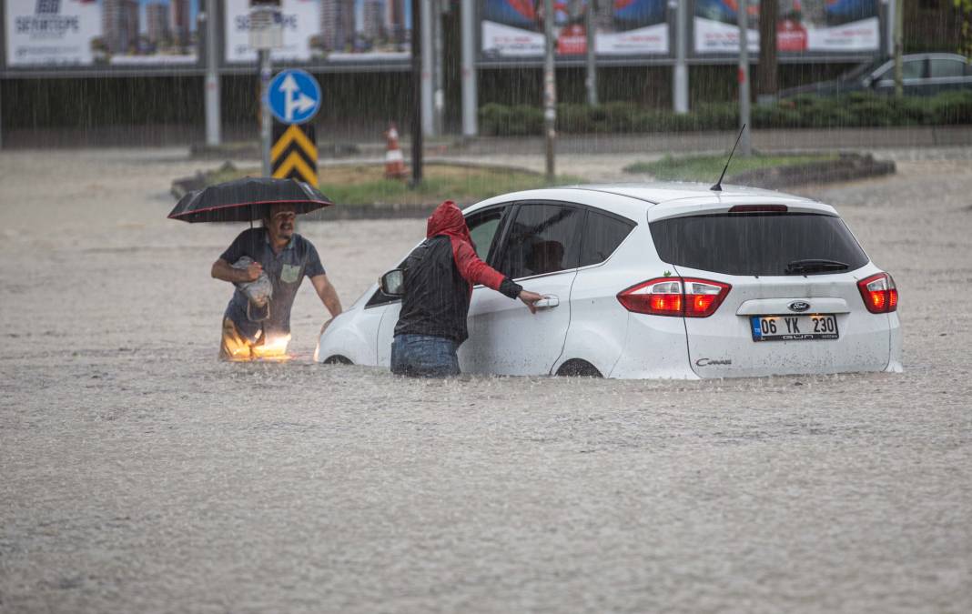 Ankara’da sağanak hayatı felç etti: Yollar göle döndü, metro istasyonu sular altında kaldı 26
